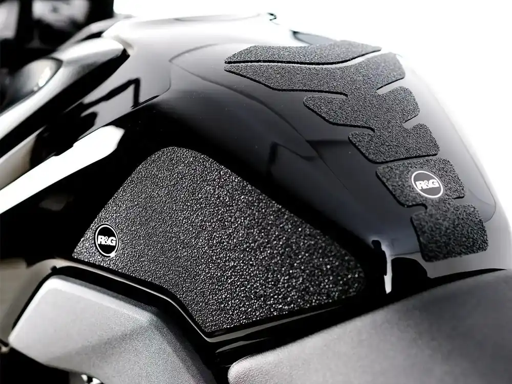 Promozione KIT 2PZ ADESIVI ANTISCIVOLO SERBATOIO R&G SUZUKI GSX-8R / GSX-8S 2023-2024-